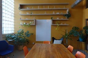 Warm Sunlit Conference Room in West Town - Image 4