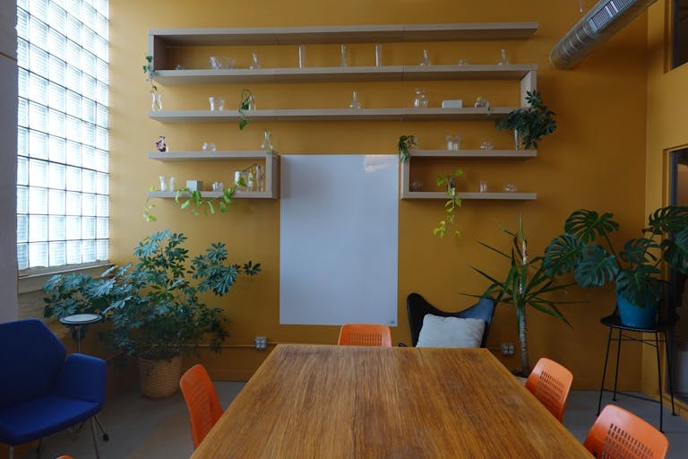 Warm Sunlit Conference Room in West Town - Image 4