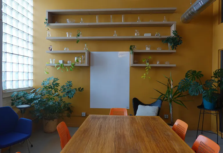 Warm Sunlit Conference Room in West Town - Image 4