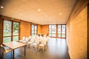 B�timent contemporain en bois id�al pour les lancements de produits et les expositions - Image 1