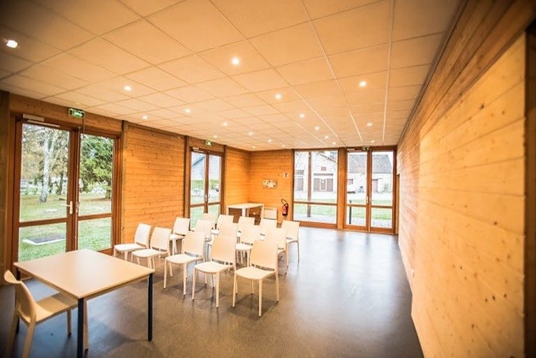 B�timent contemporain en bois id�al pour les lancements de produits et les expositions - Image 1