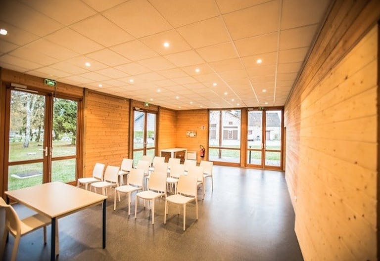 B�timent contemporain en bois id�al pour les lancements de produits et les expositions - Image 1