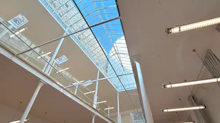 Loft industriel avec verrière zénithale - Image 9