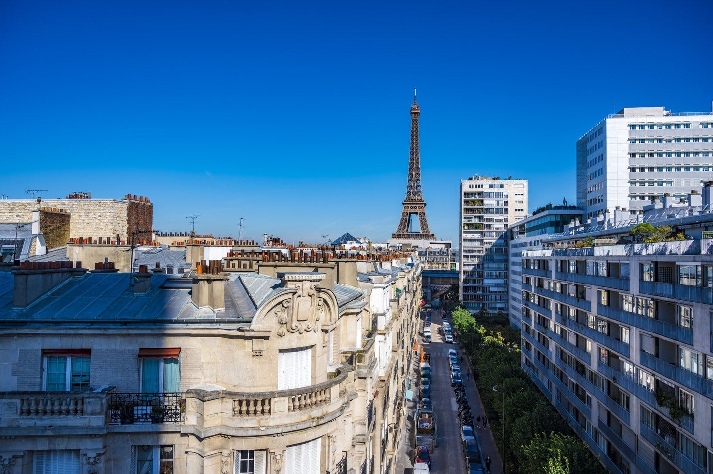 Large Commercial Space on Quai de Grenelle, Paris