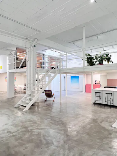 Ancien atelier devenu espace d'art au cœur du Port de Nice - Image 3
