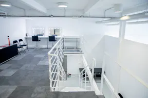 Un espace spacieux, lumineux et urbain, idéal pour des showroom, pop-up ou des expositions.  - Image 5
