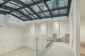 Espace showroom / �v�nement : verri�re, volume et design �pur� - Image 2