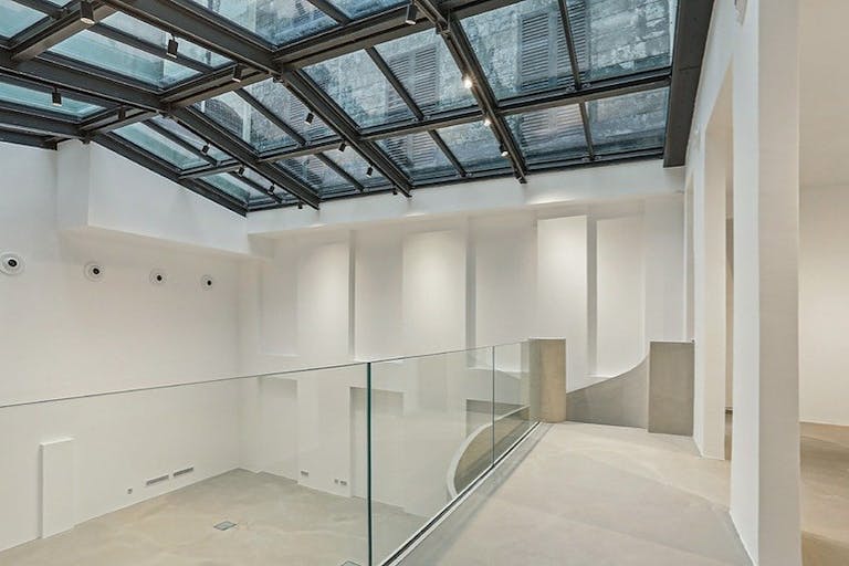 Espace showroom / �v�nement : verri�re, volume et design �pur� - Image 2