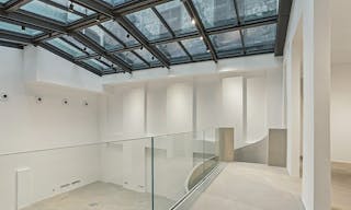 Espace showroom / �v�nement : verri�re, volume et design �pur� - Image 2