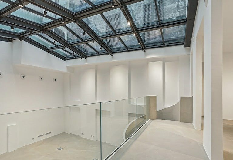 Espace showroom / �v�nement : verri�re, volume et design �pur� - Image 2