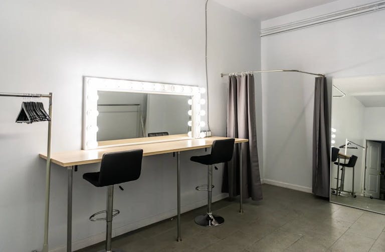 Metal Hanger and Boxing Ring - Image 3