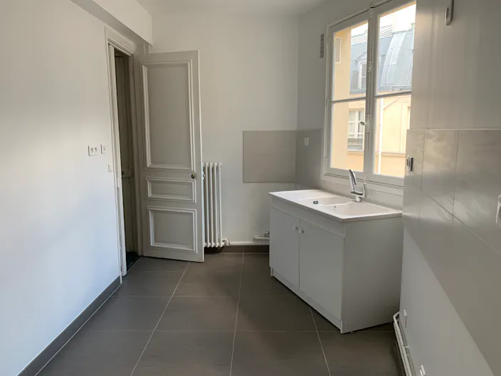 7th Arrondissement Showroom - Image 4
