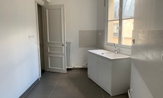 7th Arrondissement Showroom - Image 4