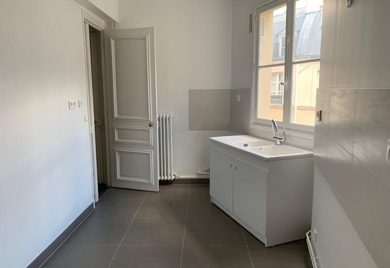 7th Arrondissement Showroom - Image 4