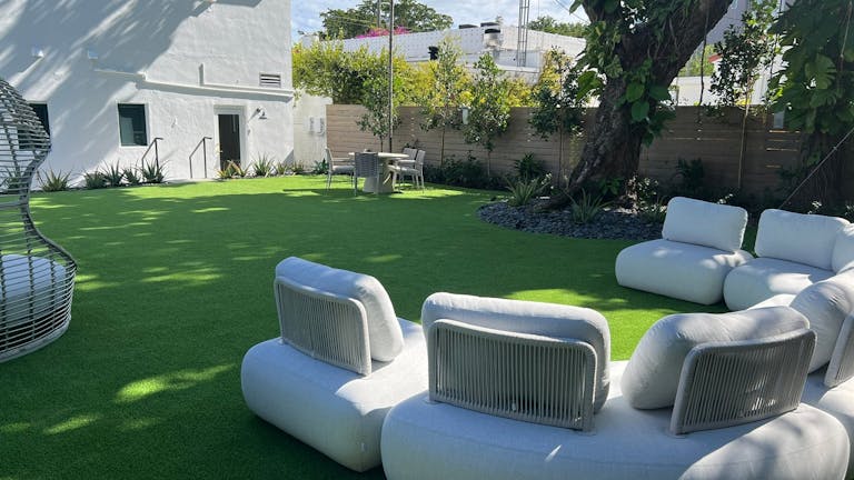 Beautifully Landscaped Backyard at Luxurious MedSpa - Design District - WiFi and Built-in Sound System - Image 1