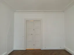 Classic Parisian apartment in the very center of Paris - Image 11