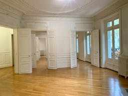 Beautiful Showroom in Saint-Germain - Image 2