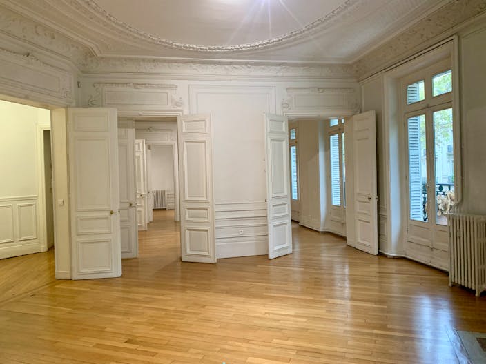 Beautiful Showroom in Saint-Germain - Image 2