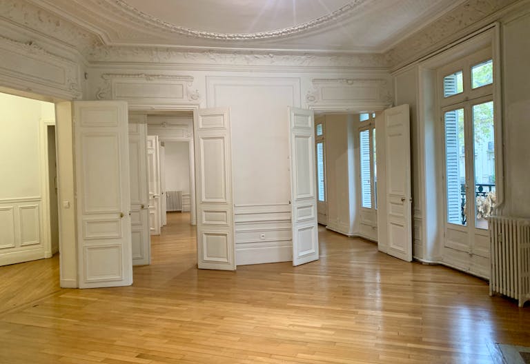 Beautiful Showroom in Saint-Germain - Image 2