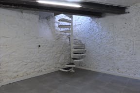 Two-level boutique and underground space - Image 1