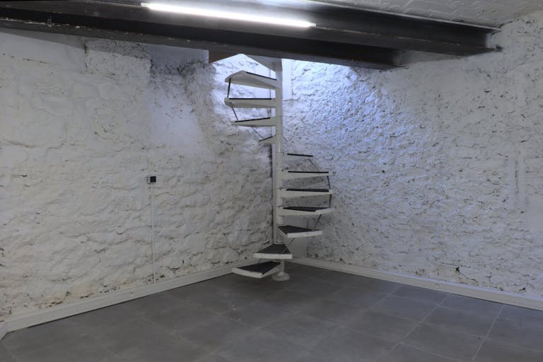 Two-level boutique and underground space - Image 1