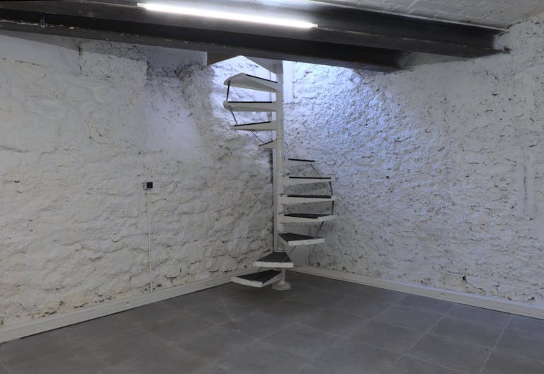 Two-level boutique and underground space - Image 1