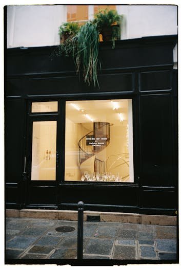 Classic Parisian Art Gallery with Black Storefront 40m2 - Image 0