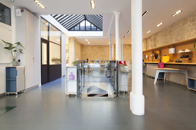 Showroom space under glass roof with natural light - Image 0
