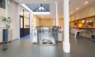 Showroom space under glass roof with natural light - Image 0