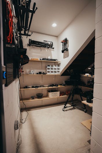 Luxurious, ground-level Soundstage with gorgeous lounge, large garage door and private parking - Image 2