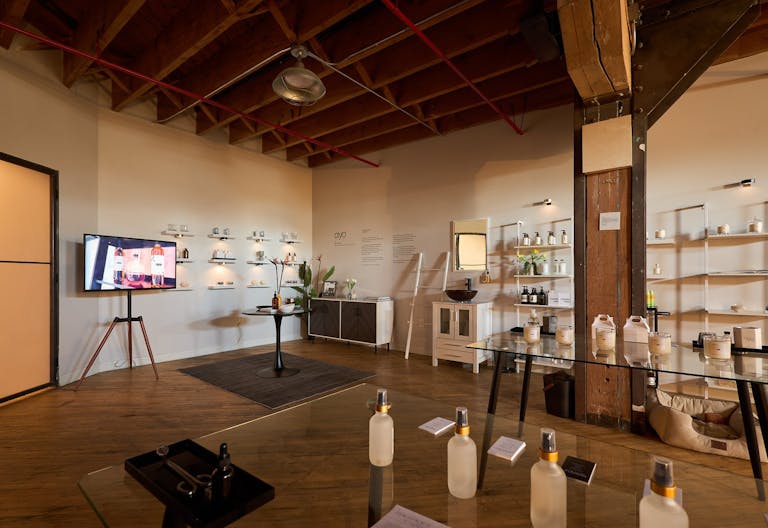 Beautiful, Calming, Industrial Studio-Store Perfect for Minimalist Lovers! - Image 2