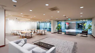 Gorgeous Downtown Modern Space - Image 5