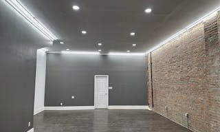 Pilsen commercial space - perfect for pop-up store/art gallery/ private sale - Image 12