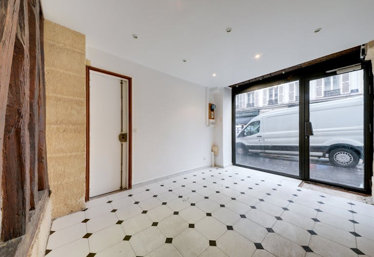 Belle Boutique pr�s du Sacr� Coeur, Montmartre - Image 0