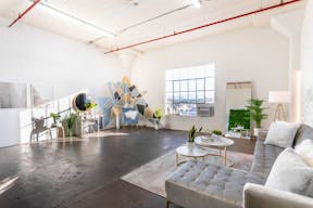 Modern Spacious studio DTLA Studio with Natural light and AC - Image 1