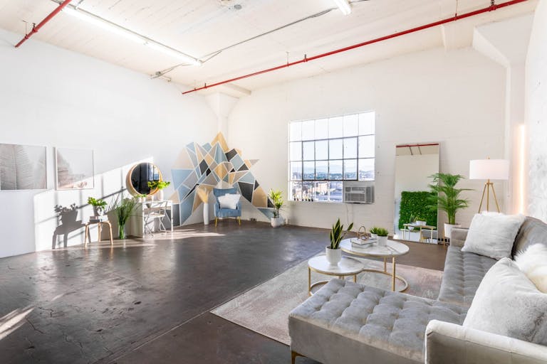 Modern Spacious studio DTLA Studio with Natural light and AC - Image 1