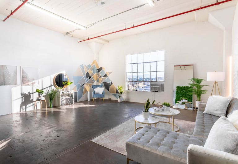 Modern Spacious studio DTLA Studio with Natural light and AC - Image 1