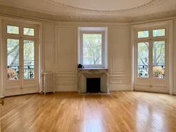 Beautiful Showroom in Saint-Germain - Image 1