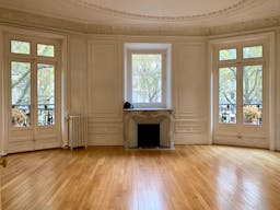 Beautiful Showroom in Saint-Germain - Image 1