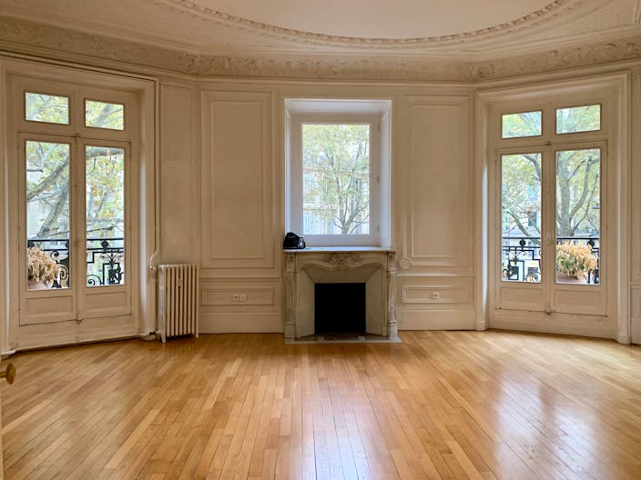 Beautiful Showroom in Saint-Germain - Image 1