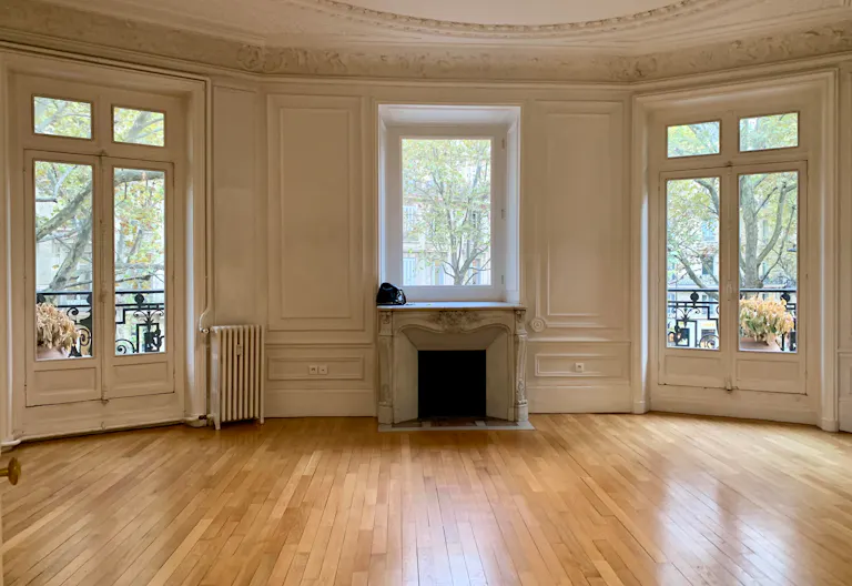 Beautiful Showroom in Saint-Germain - Image 1
