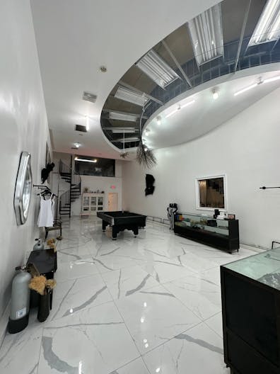 Luxurious Storefront on Melrose Ave - Image 3