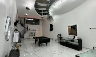 Luxurious Storefront on Melrose Ave - Image 3