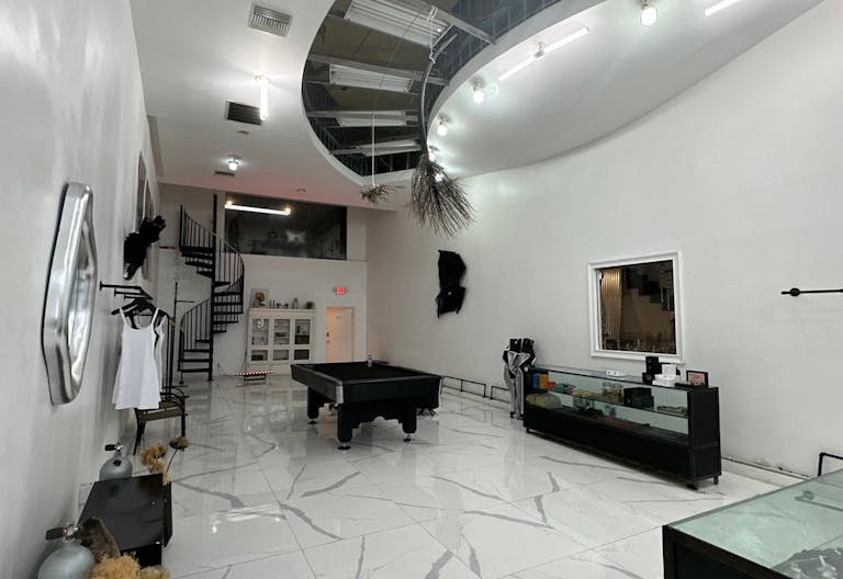 Luxurious Storefront on Melrose Ave - Image 3