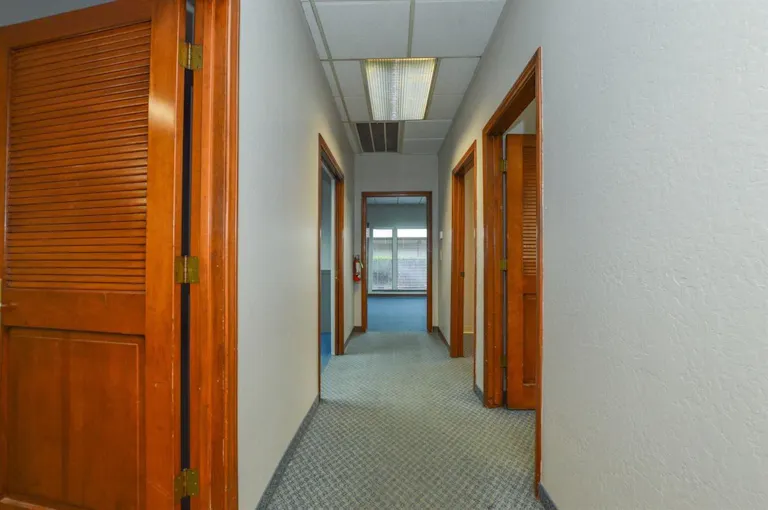 Clean Office Space - Image 4