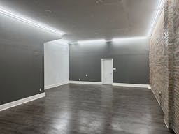 Pilsen commercial space - perfect for pop-up store/art gallery/ private sale - Image 8