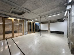 Entire art gallery in Le Marais, Paris - Image 33