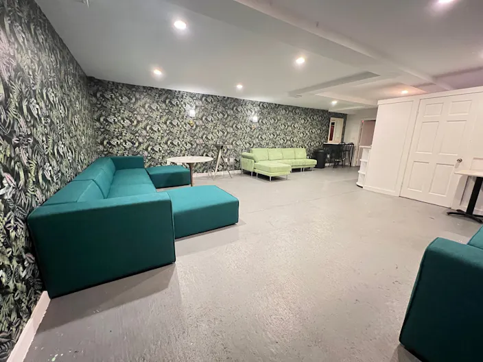 Intimate, Private Luxe Gallery Lounge - Image 0