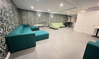 Intimate, Private Luxe Gallery Lounge - Image 0