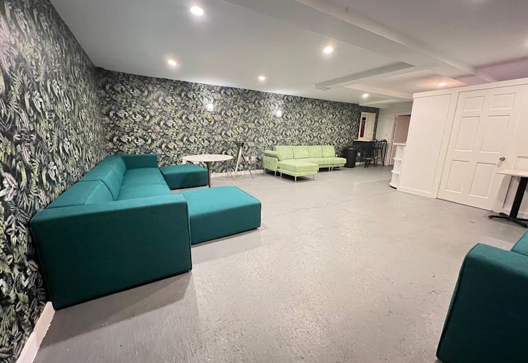 Intimate, Private Luxe Gallery Lounge - Image 0